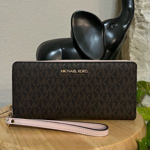 Michael Kors Jet Set Travel Continental Wristlet Large Wallet.